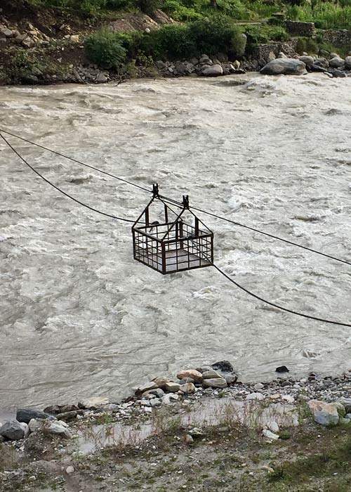 नदी ओलांडण्यासाठी असलेली ट्रॉ़ली आणि दोरखंड