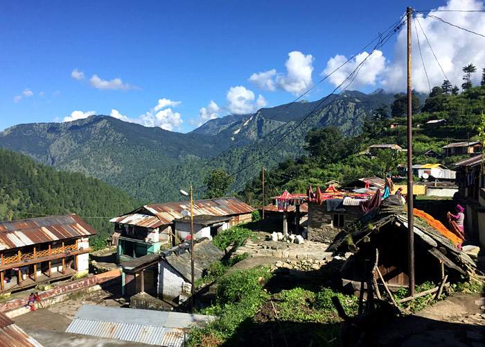 हिमालयाच्या कुशीतल्या स्याबा गावातली ही एक सुंदर सकाळ.