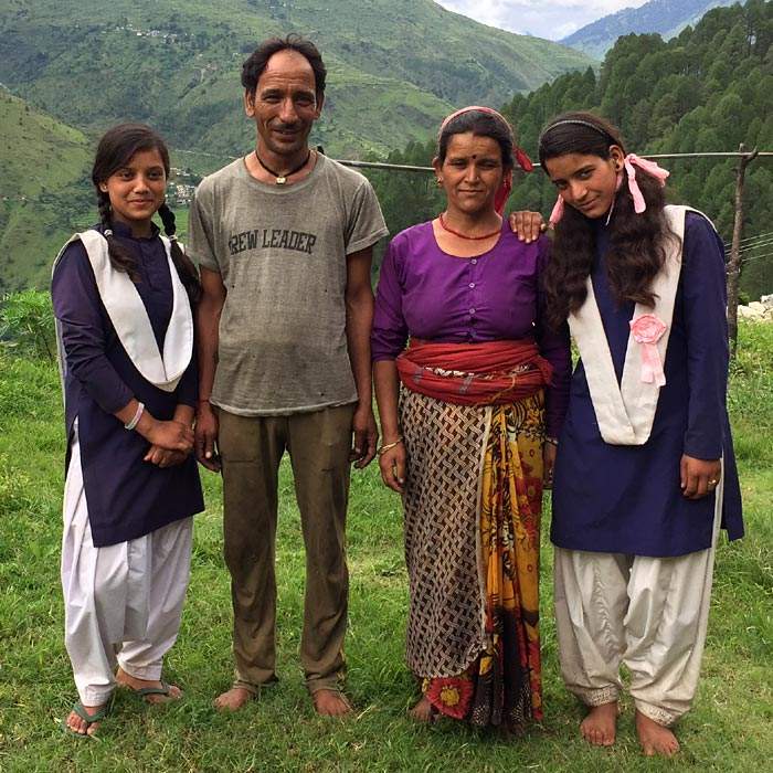 राधिका आणि यशोदा त्यांच्या पालकांसोबत  राधिका आणि यशोदा त्यांच्या पालकांसोबत 
