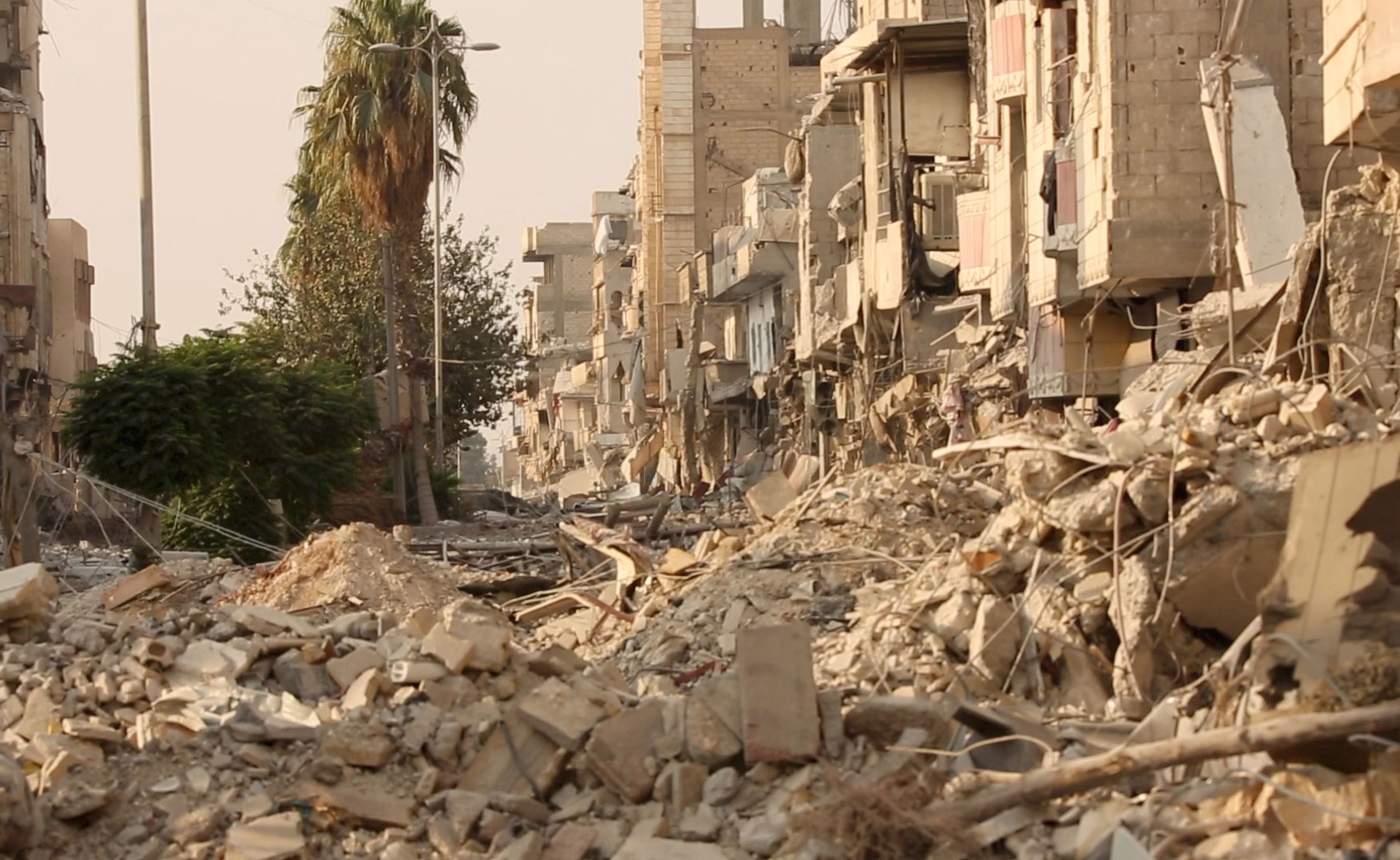 شارع مدمر في البلدة القديمة في الرقة