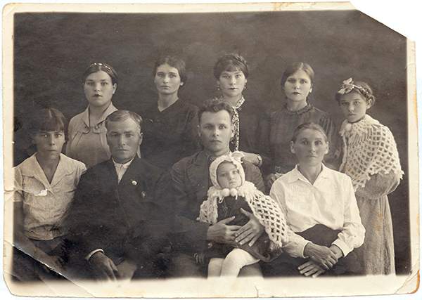 Слева направо, первый ряд: дочь Анна, Яков Митрофанович, сын Константин (отец Якова) на руках внучка Я.М. и А.Г. Светлана, Анна Гавриловна; второй ряд: дочери Ульяна, Екатерина, Мария, Татьяна, Зоя. Мурманск, 1938 год
