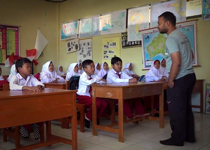 Ade Imansyah talks to school children