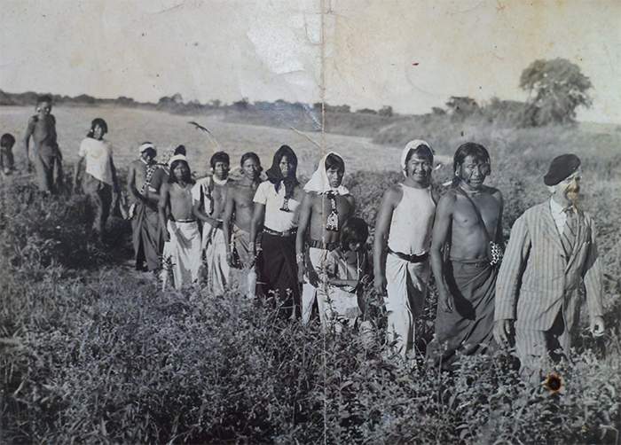 Беляев и жители индейской деревни.(Фото из архива Беатрис Холден)