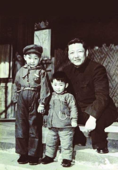 Em bé Tập Cận Bình (trái) cùng em và bố