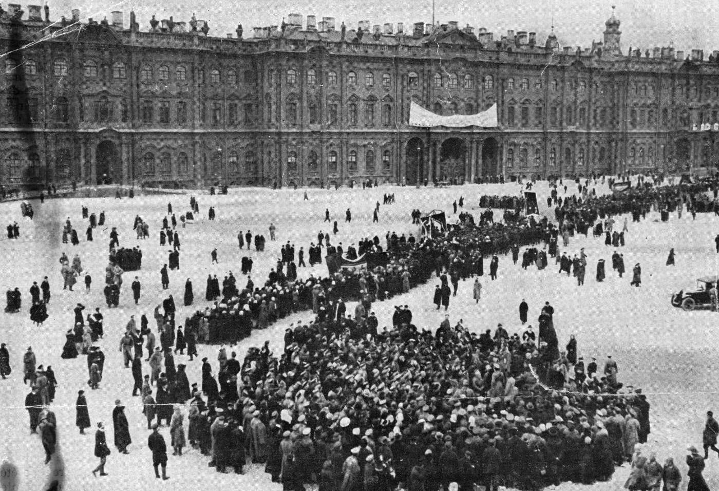 Çar ve ailesinin yaşadığı Kışlık Saray, Şubat Devrimi&#39;nin ardından Geçici Hükümet&#39;in merkezi olmuştu
