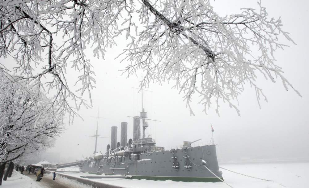 7 Kasım akşamı Kışlık Saray'a top atışları yapan Aurora savaş gemisi 7 Kasım akşamı Kışlık Saray'a top atışları yapan Aurora savaş gemisi