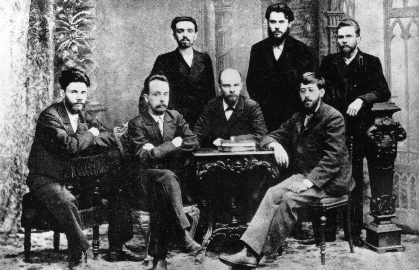 O dönemin önde gelen sosyalist liderleri. Oturanlar (soldan sağa): Starkov, Krzhizhanovsky, VI Lenin, Martov. Ayaktakiler (soldan sağa): Malchenko, Zaporozhets, Vaneyev.&amp;nbsp;