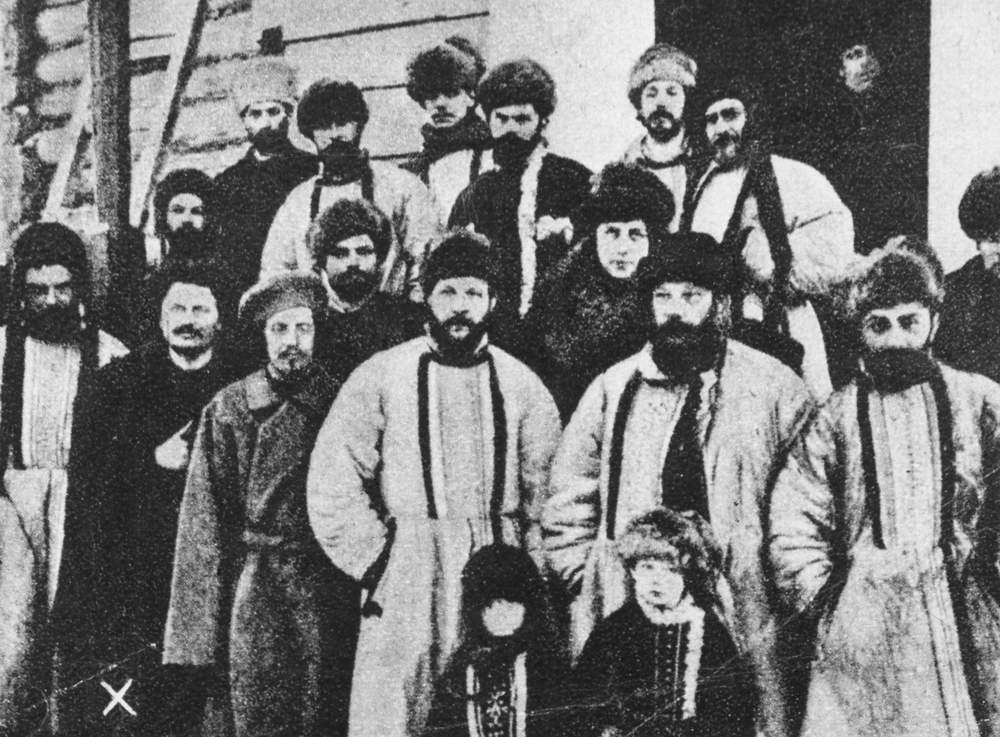 1905'teki St. Petersburg Sovyeti, 12 yıl sonra kurulacak Petrograd Sovyeti'ne ilham vermişti. Fotoğrafta Troçki önde, soldan ikinci sırada.
1905'teki St. Petersburg Sovyeti, 12 yıl sonra kurulacak Petrograd Sovyeti'ne ilham vermişti. Fotoğrafta Troçki önde, soldan ikinci sırada.