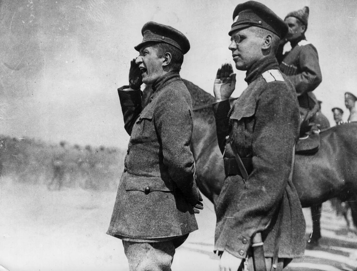 Kerenski (solda), son kurulan hükümette hem başbakanlık hem de savaş bakanlığı görevlerini yürüttü