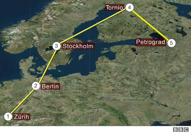 Lenin, sürgünden tren ve vapurla yaptığı sekiz günlük bir yolculukla Petrograd'a ulaştı Lenin, sürgünden tren ve vapurla yaptığı sekiz günlük bir yolculukla Petrograd'a ulaştı