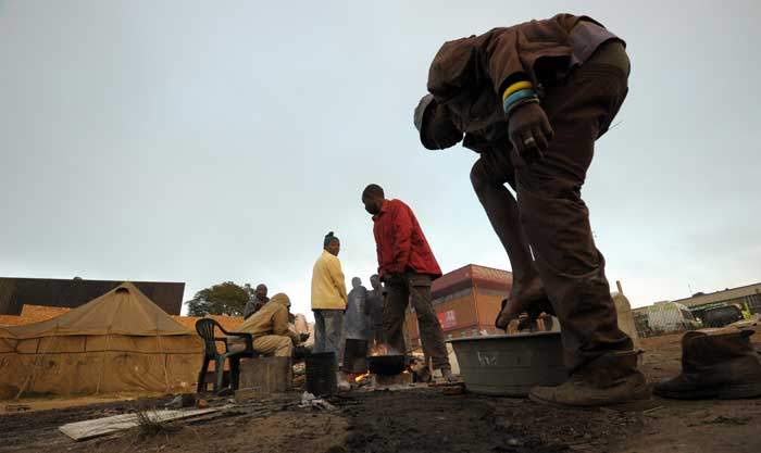 鶹Լless people in a Johannesburg township