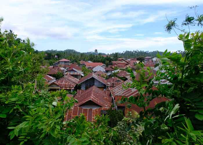 Tombatu in Sulawesi, Indonesia: surrounded by plantations and mosquitoes