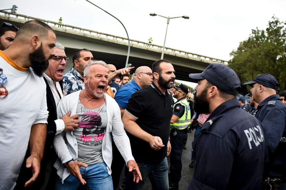 2016년 10월, 포르투갈 택시 기사들이 우버 반대 집회를 열었다