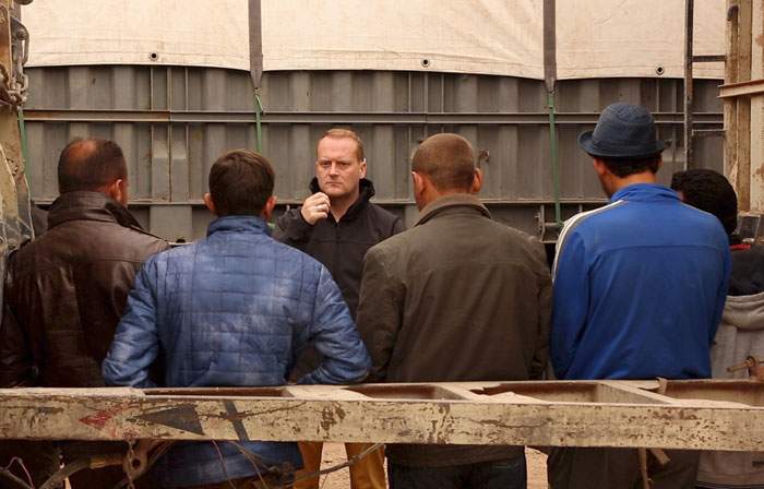 کوئنتین سامرویل خبرنگار بیبیسی در حال گفتگو با رانندگان کاروان داعش کوئنتین سامرویل خبرنگار بیبیسی در حال گفتگو با رانندگان کاروان داعش