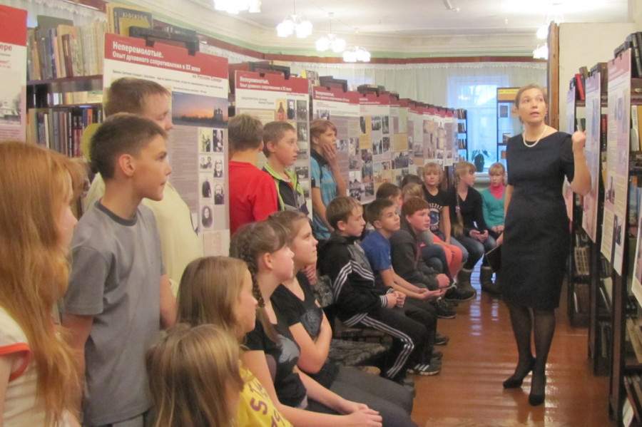 Ирина Пономарева со школьниками г. Шенкурска Ирина Пономарева со школьниками г. Шенкурска
