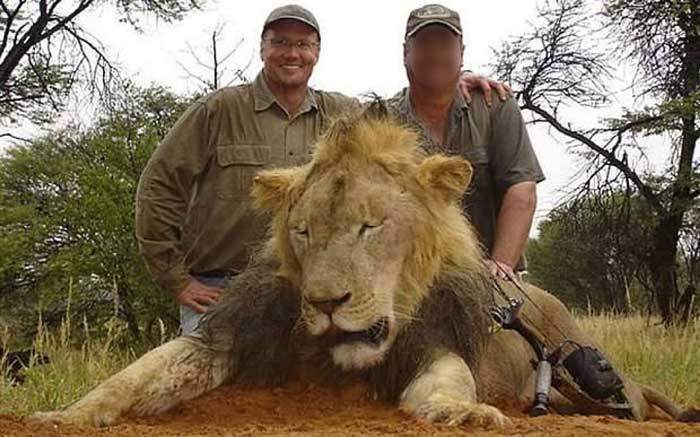 Amateur hunter Walter Palmer (l) poses with a lion (not Cecil)