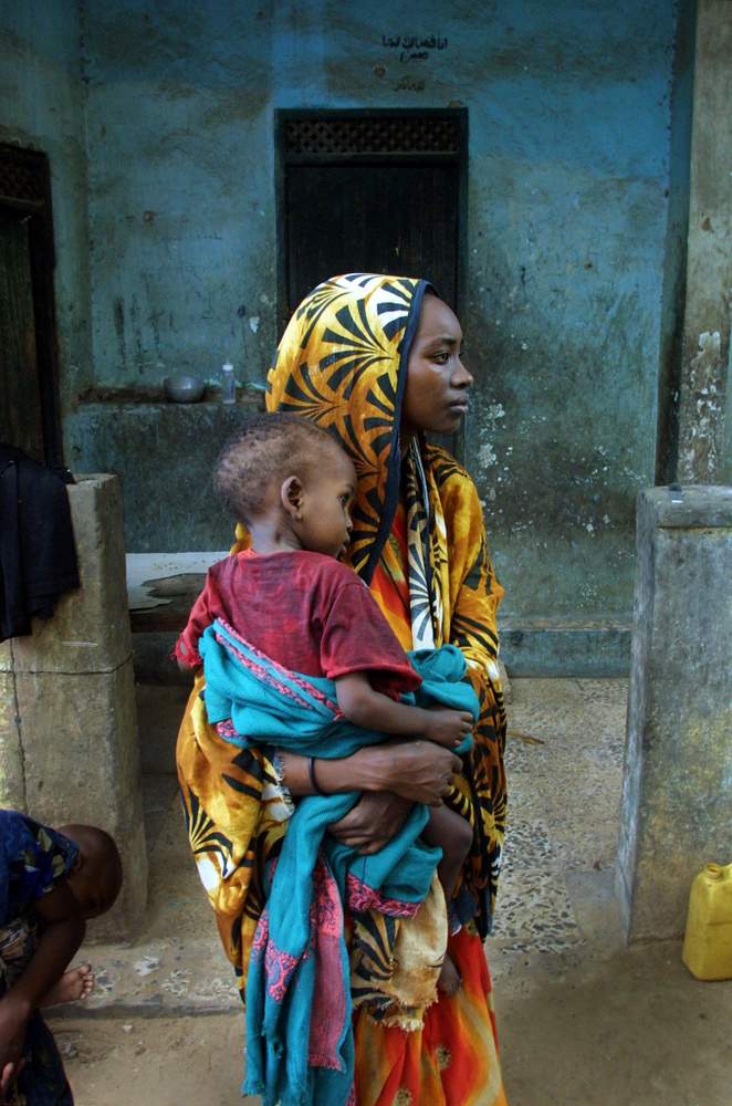 امرأة من الصومال، نازحة مع ابنها عام 2001
@GettyImages امرأة من الصومال، نازحة مع ابنها عام 2001
@GettyImages