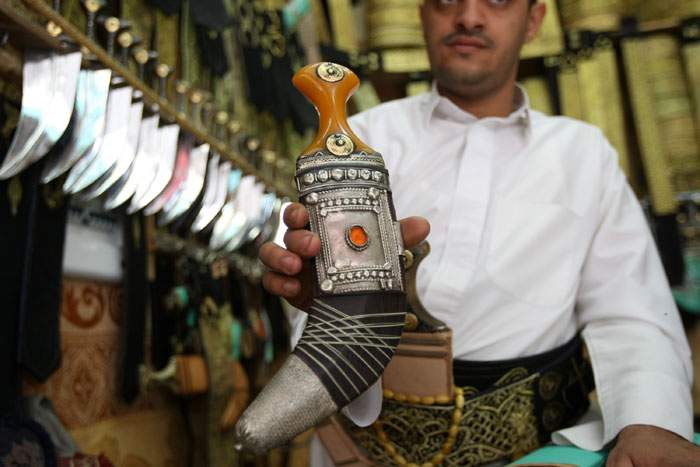 Sừng tê giác thường được sử dụng như tay cầm của dao găm truyền thống ở Yemen gọi là jambiyas. Sừng tê giác thường được sử dụng như tay cầm của dao găm truyền thống ở Yemen gọi là jambiyas.