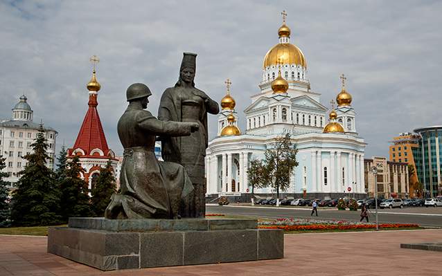 "Мать-Мордовия, вручающая меч сыну-солдату" — часть памятника воинам, павшим в Великой Отечественной войне, на фоне Кафедрального собора