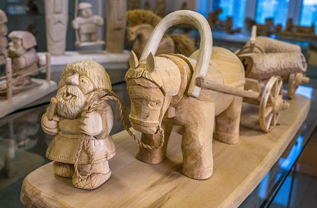 &amp;nbsp;Работы учеников экспериментальной детской художественной школы резьбы по дереву села Подлесная Тавла