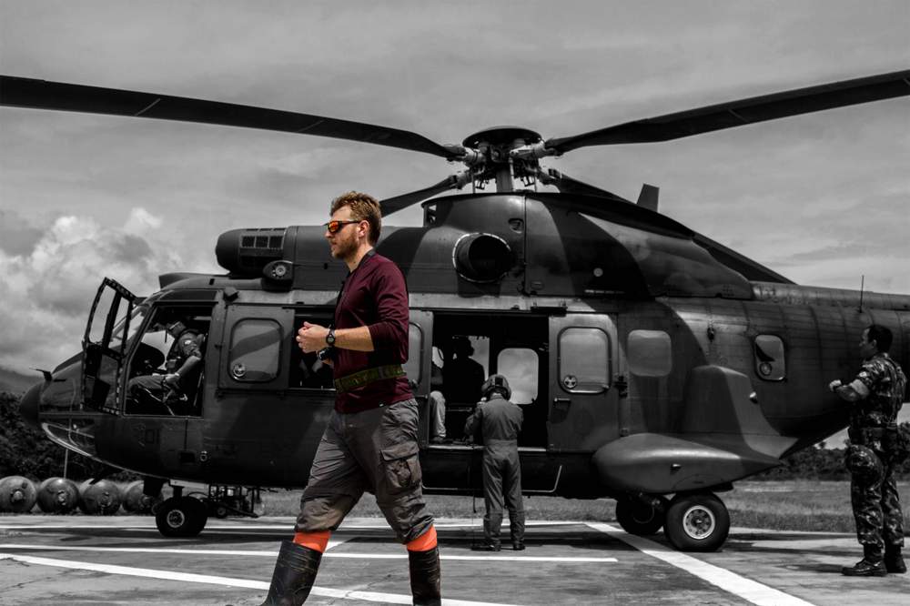 Ekiptekilerden Ivan Prates, askeri helikoptere binmek üzereyken. Ekiptekilerden Ivan Prates, askeri helikoptere binmek üzereyken.