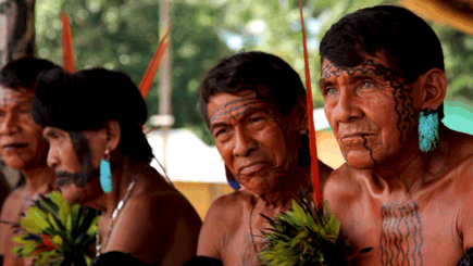 Yanomami'nin yaşlı yerlileri, Pico da Neblina'da rituellerini gerçekleştiriyor. Yanomami'nin yaşlı yerlileri, Pico da Neblina'da rituellerini gerçekleştiriyor.
