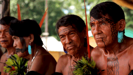 Des chefs coutumiers Yanomami durant un rituel dans le Parc National Pico da Neblina Park