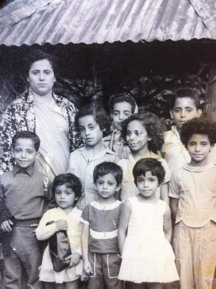 أم آفيشا وخالاتها وأخوالها وهم أطفال في سيريلانكا
@Avisha De Saram
أم آفيشا وخالاتها وأخوالها وهم أطفال في سيريلانكا
@Avisha De Saram