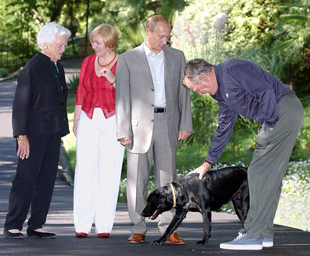 Владимир и Людмила Путины беседуют с Джорджем и Барбарой Буш в резиденции Бочаров ручей в Сочи 14 сентября 2003 года