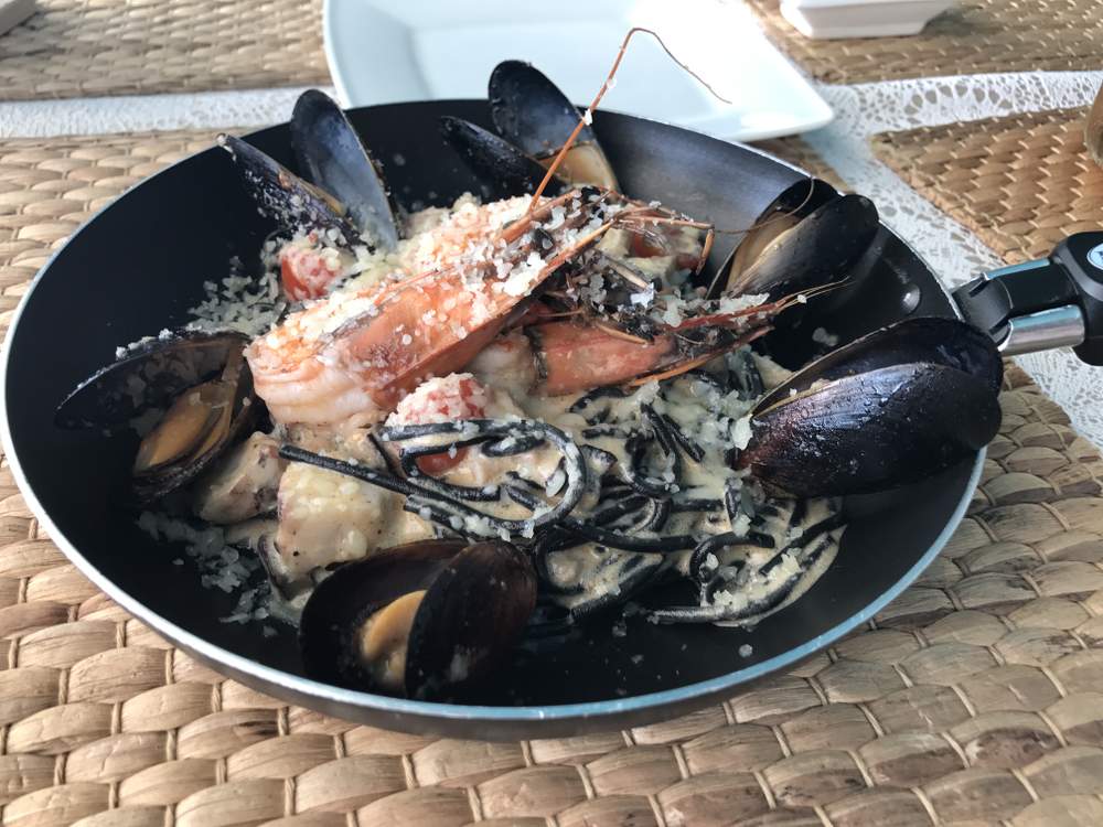 Мидии с темной пастой