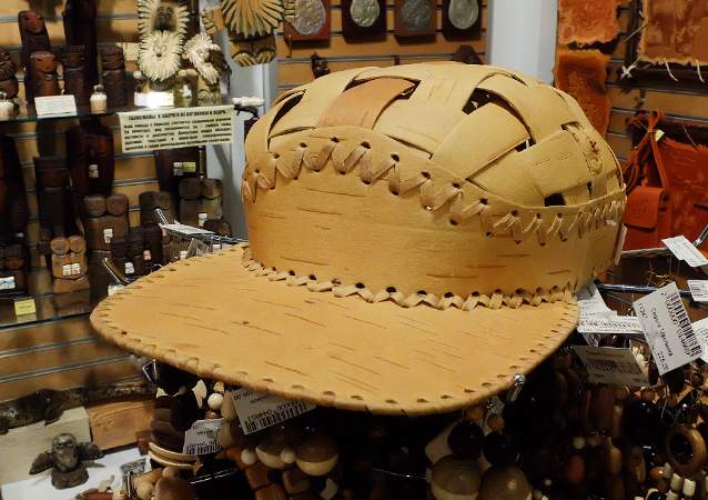 Бейсболка из бересты в аэропорту Екатеринбурга Бейсболка из бересты в аэропорту Екатеринбурга