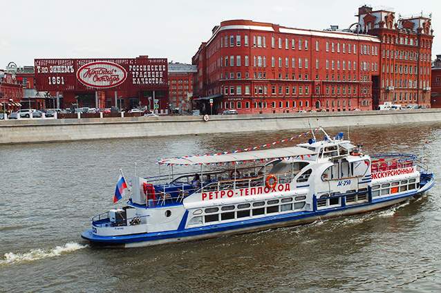 Вид на "Красный Октябрь" с Пречистенской набережной