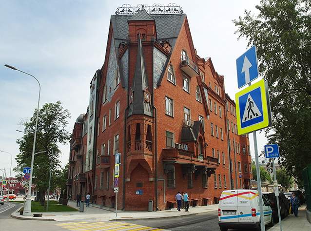 Доходный Дом Перцовой в Курсовом переулке, построенный в 1907 году для творческой интеллигенции. В 1908—1909 годах в подвале дома было кабаре "Летучая мышь" — "закрытый" клуб актеров МХТ