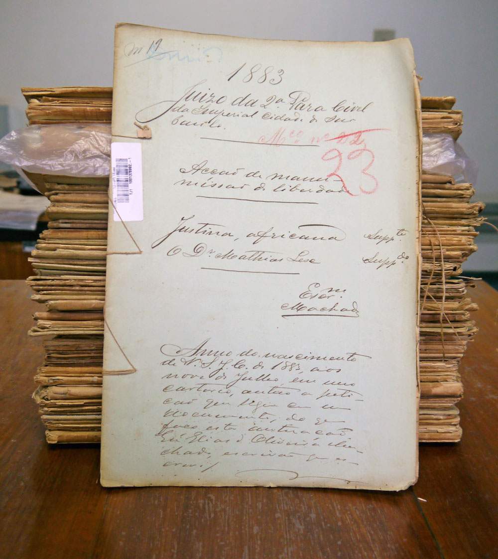 Pilha de ações de escravos no Tribunal de Justiça de São PauloBBC Brasil