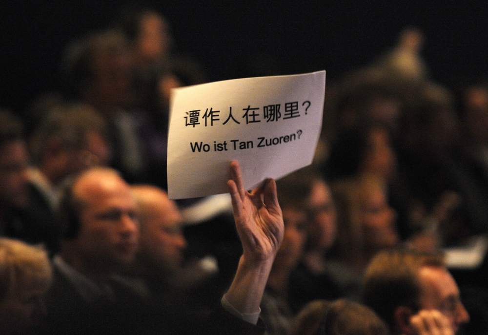 2009年，時任中國國家副主席的習近平在德國法蘭克福演講時，現場觀眾舉起一張寫著「譚作人在哪裡」的牌子。