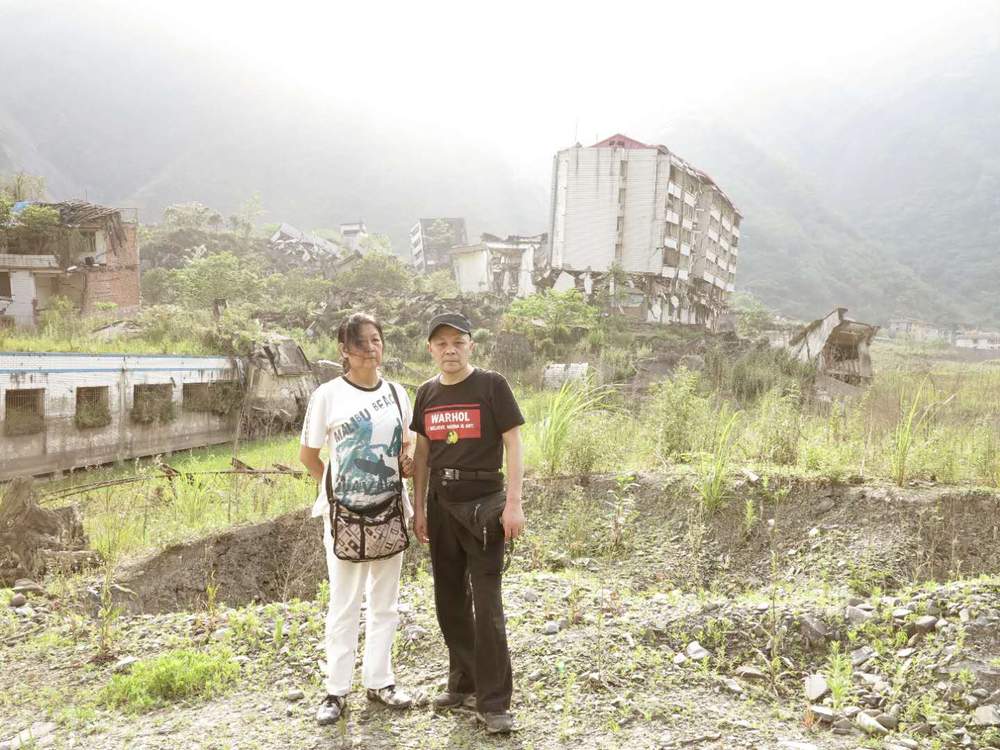 2008年譚作人和王慶華在災區現場。