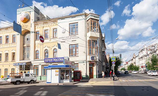 At the intersection of Leningrad and Kuibyshev Streets