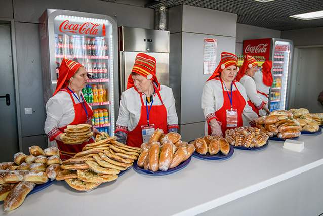 Women in traditional Mordovian costume