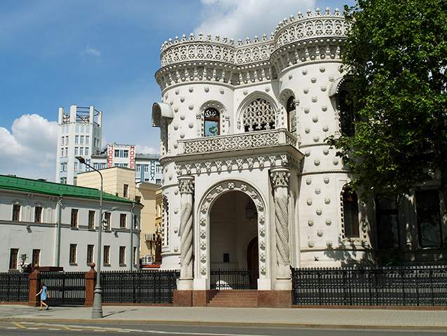 The Arseny Morozov building on Vozdvizhenka Street and, behind it, the MosSelProm building in the classic Consructivist style