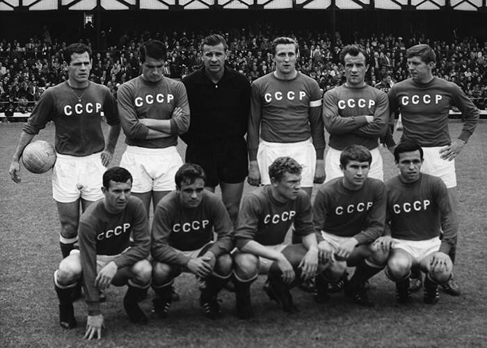 Yashin (back row, third from left) with the Soviet Union national team in 1966