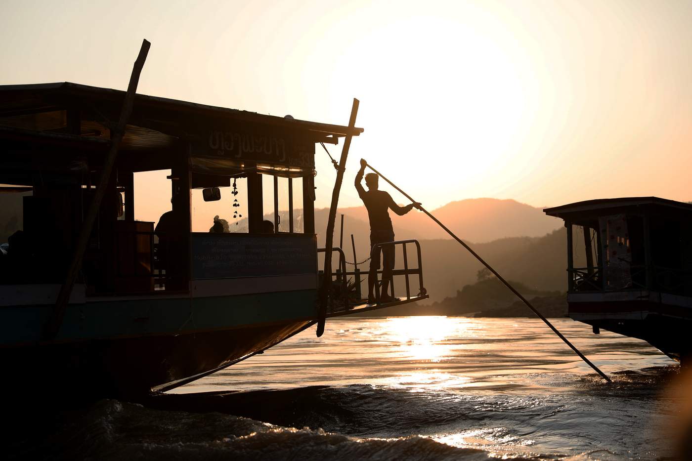 เรือท่องเที่ยวจากท่าเรือห้วยทรายของสาธารณรัฐประชาธิปไตยประชาชนลาว ฝั่งตรงข้าม อ.เชียงของ สิ้นสุดการเดินทางของวันที่ท่าเรือปากแบง แขวงอุดมไซ 