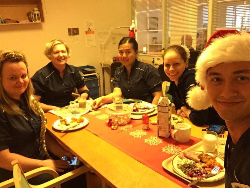 นิธิพงษ์และเพื่อนร่วมงานขณะรับประทานอาหารฉลองเทศกาลคริสต์มาส นิธิพงษ์และเพื่อนร่วมงานขณะรับประทานอาหารฉลองเทศกาลคริสต์มาส