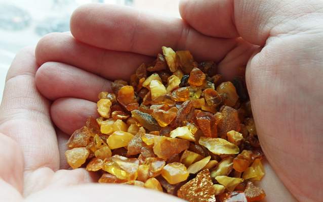 کهربا یکی از سوغاتیهای کالینینگراد است. کهربا یکی از سوغاتیهای کالینینگراد است.