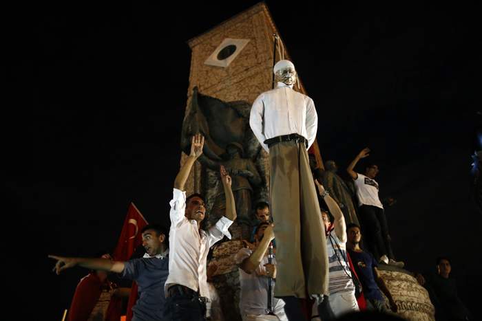 محتجون مؤيدون لأردوغان يعلقون دمية تمثل غولين في تموز \/ يوليو 2016 محتجون مؤيدون لأردوغان يعلقون دمية تمثل غولين في تموز \/ يوليو 2016