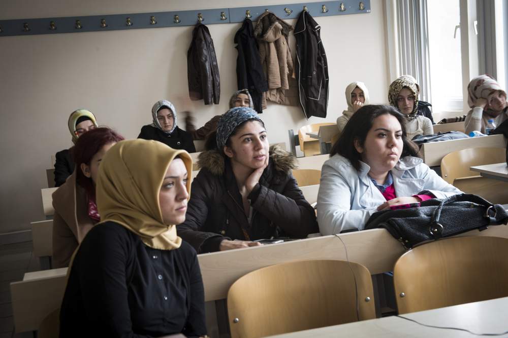 طالبات في جامعة تابعة لغولين في اسطنبول في عام 2013 طالبات في جامعة تابعة لغولين في اسطنبول في عام 2013