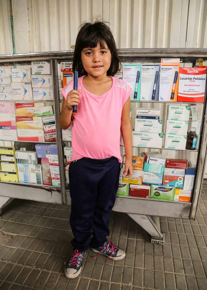 Andrea con una inyección de insulina.  Andrea con una inyección de insulina. 