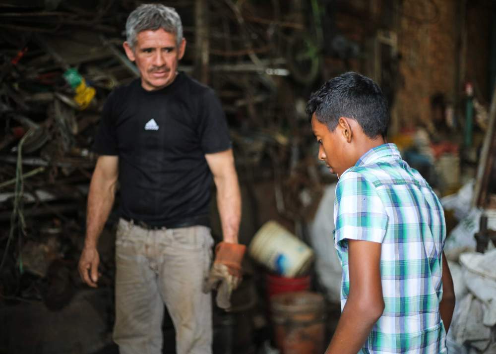 Pompilio Rincón en su local de chatarra con un recolector,  Breiner Hernández  Pompilio Rincón en su local de chatarra con un recolector,  Breiner Hernández 