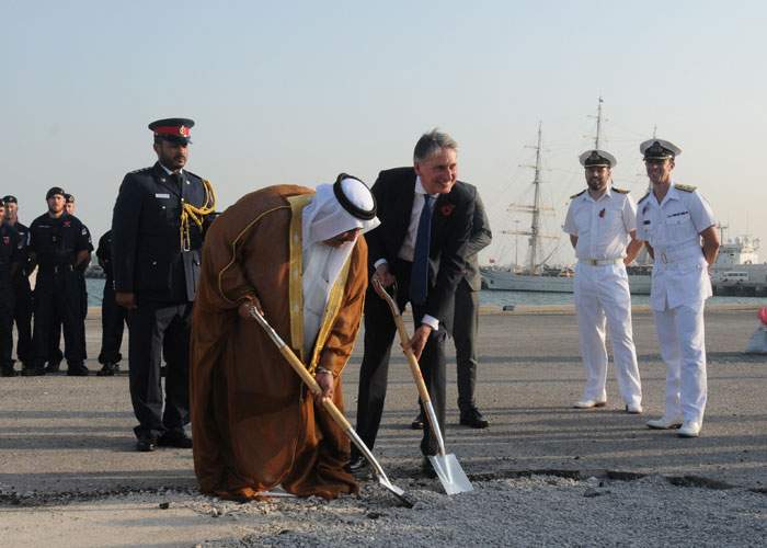 2015年：英國時任外交大臣哈蒙德(Philip Hammond)和巴林外長在巴林為英國海軍輔助設施「開工」
