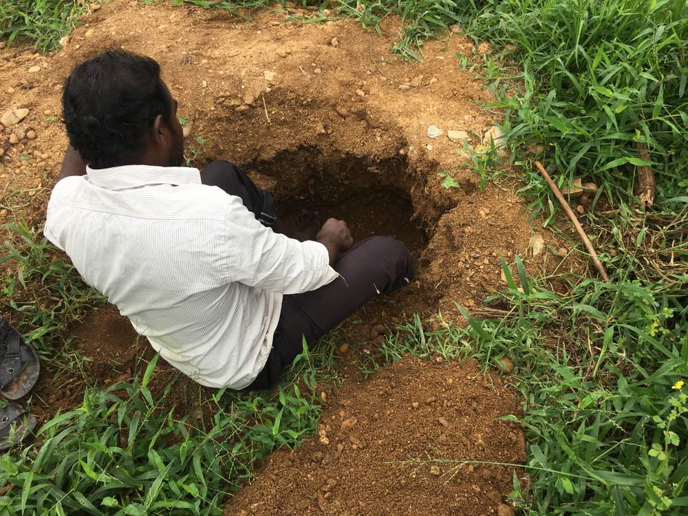 కోల్లూరులో ఇప్పటికీ వజ్రాల కోసం వెతుకుతున్నారు