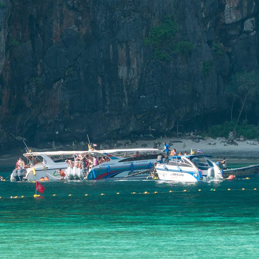 Tourist boats can only go as far as the demarcation line